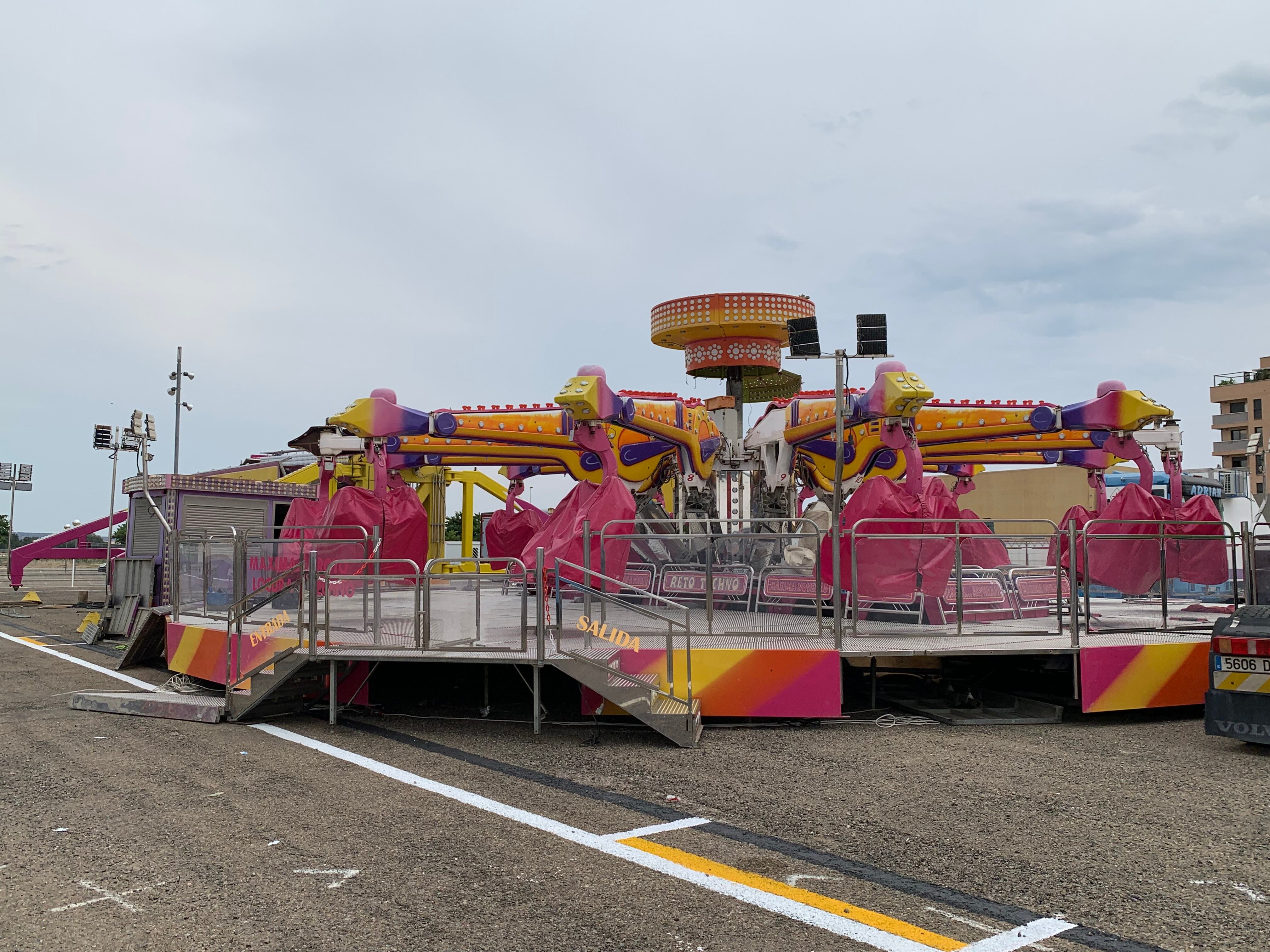 Montaje de las ferias para las fiestas de San Lorenzo