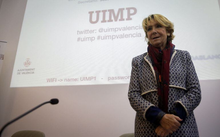 La portaveu del PP a l'ajuntament de Madrid, Esperanza Aguirre, és una prolífica conferenciant. A la imatge, impartint una xerrada sobre "El populismo y sus riesgos para la democracia", del curs "Nuevos horizontes de la democracia liberal" de la Universit
