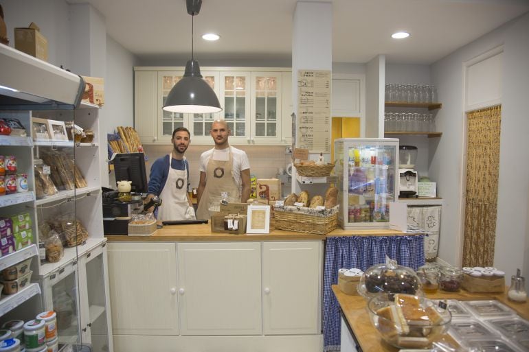 Los dueños de la lechería Cántaro Blanco, en Manuela Malasaña