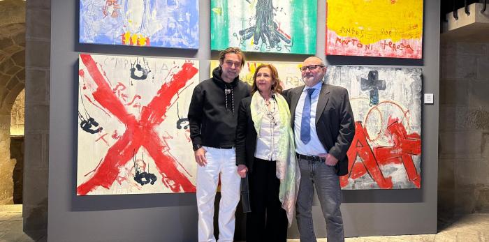 Jordi Mollà junto con su hermano Antonio y su cuñada Teresa, a quienes dedica la exposición