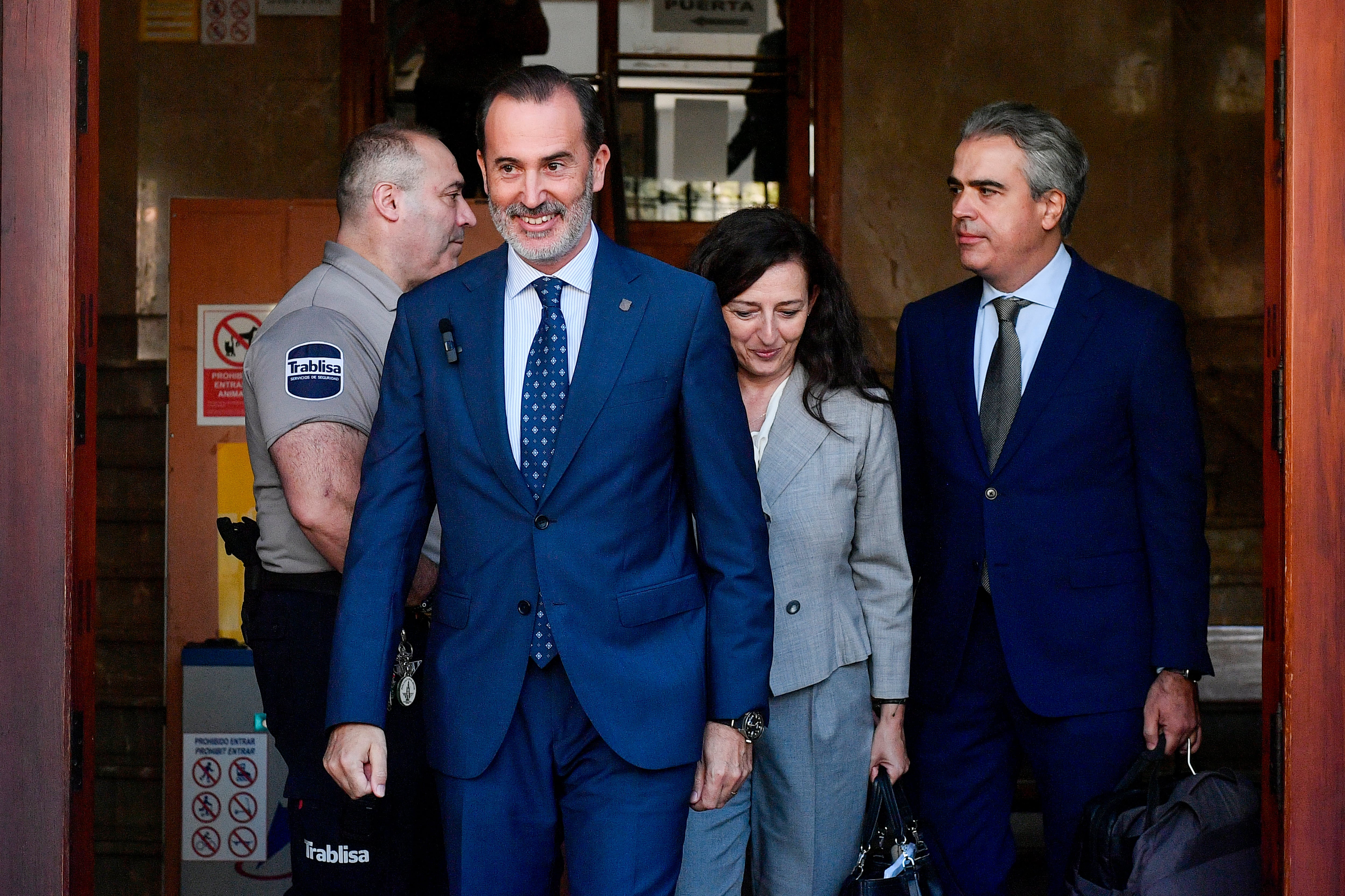 El presidente del Parlament balear, Gabriel Le Senne, arropado por la cúpula de Vox, ha llegado a los juzgados de Palma para declarar como investigado por delito de odio por romper una fotografía de tres republicanas asesinadas en 1937. EFE/MIQUEL A. BORRÀS