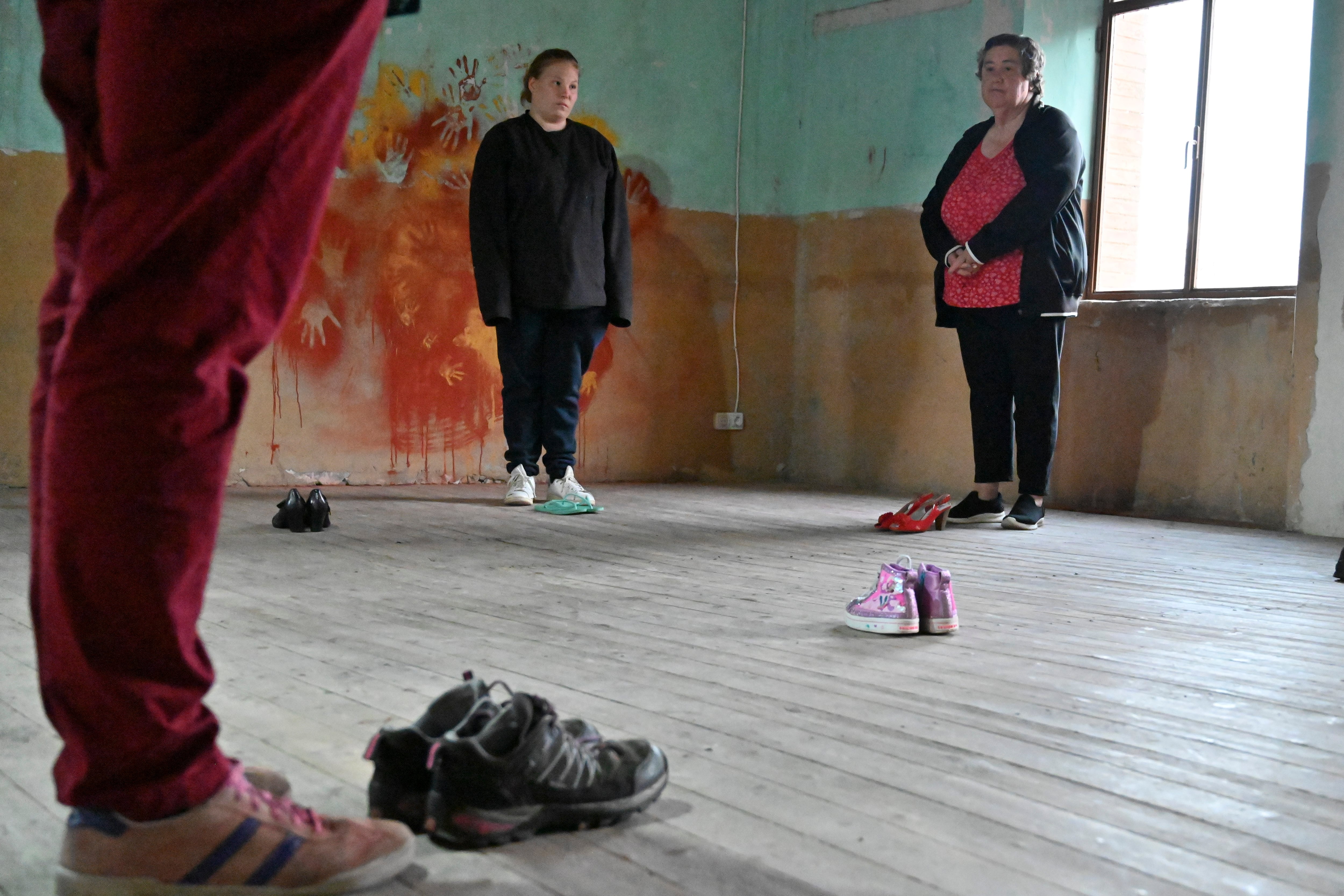 TABANERA DE CERRATO (PALENCIA), 20/11/2025.- Mujeres con discapacidad intelectual y vecinas de Tabanera de Cerrato, un pequeño pueblo de Palencia, preparan estos días una obra dirigida por la coreógrafa Natali Camolez que convierte la danza inclusiva en una denuncia de la violencia machista, un homenaje a las víctimas y una reivindicación de la vida cultural y comunitaria en el mundo rural. EFE/ Almudena Álvarez
