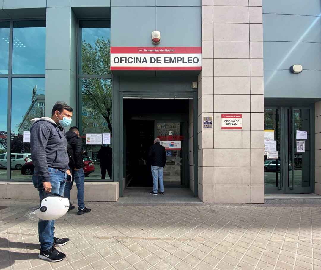 Varias personas esperan en las inmediaciones de una oficina del SEPE.