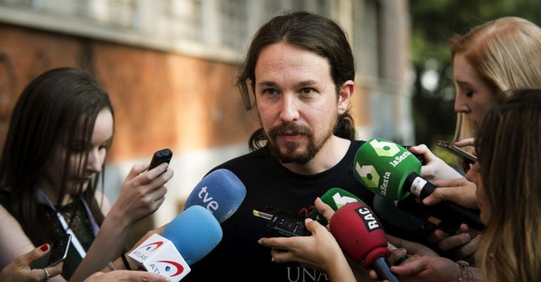 El líder de Podemos, Pablo Iglesias, realiza declaraciones a los periodistas durante la clausura hoy de la Universidad del partido en la Universidad Complutense de Madrid.