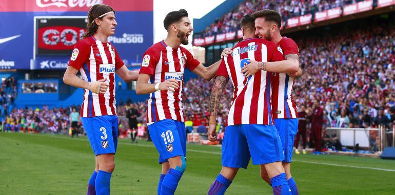 Filipe celebra junto a sus compañeros el gol de Saúl
