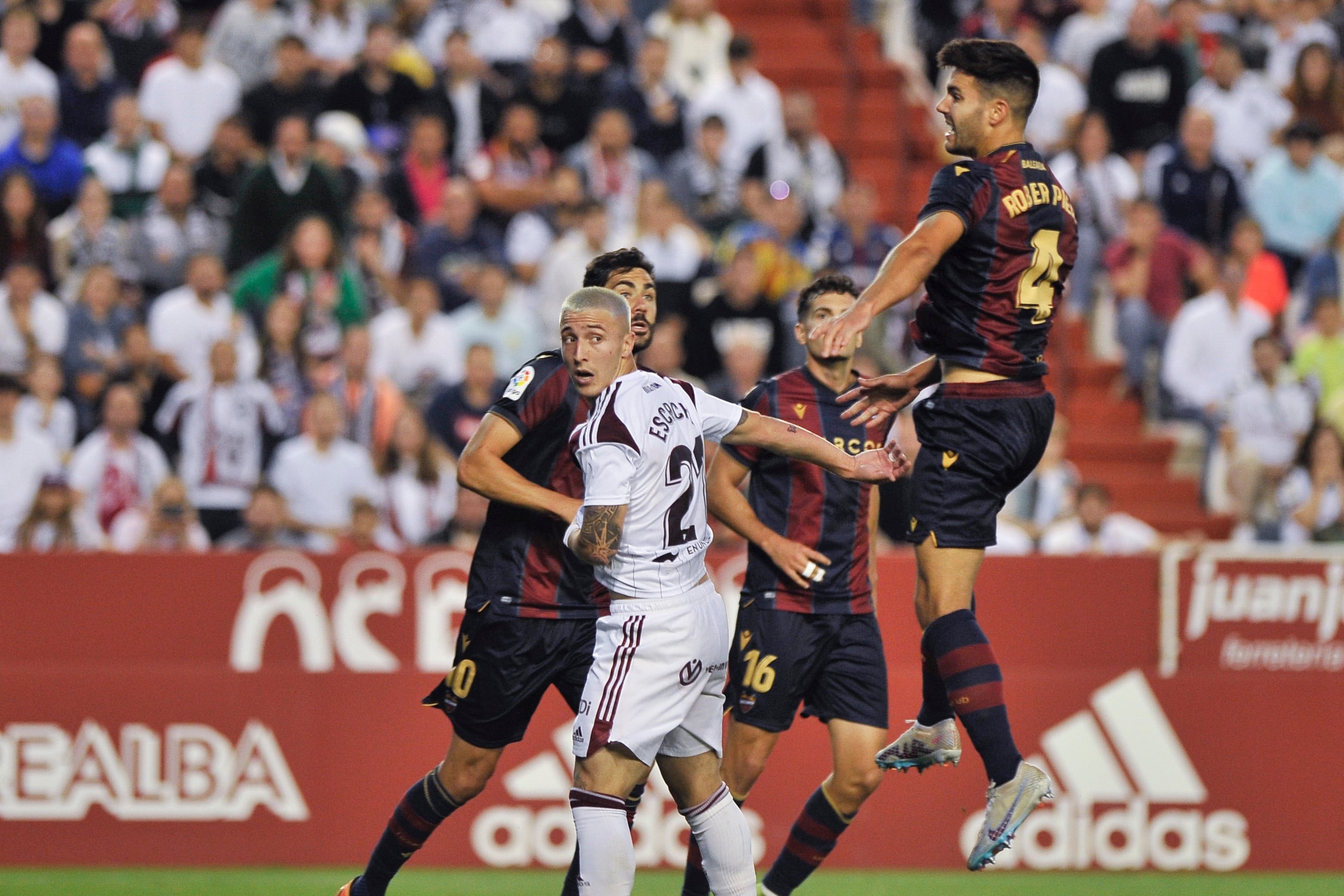 El delantero del Albacete, Dani Escriche disputa el balón ante Rober Pier, defensa del Levante, durante el partido de ida de semifinales de playoff de ascenso en el Estadio Carlos Belmonte, en Albacete. EFE/ Manu