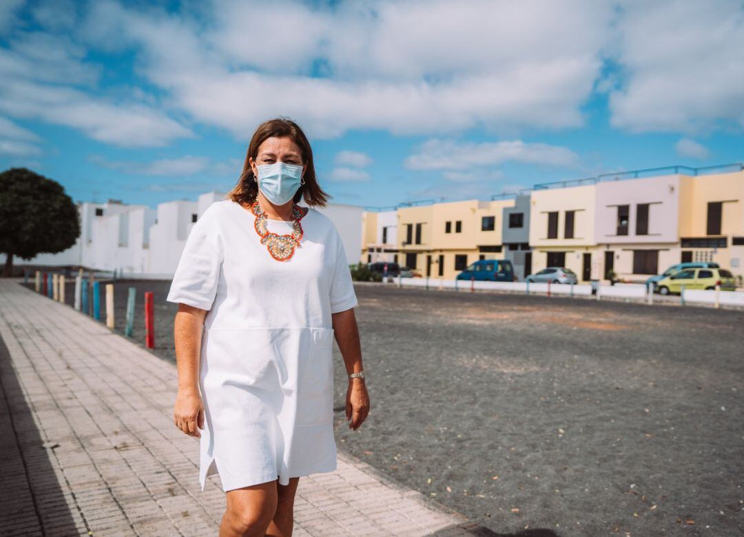 La alcaldesa de Arrecife en la calle Tajaraste de Argana.