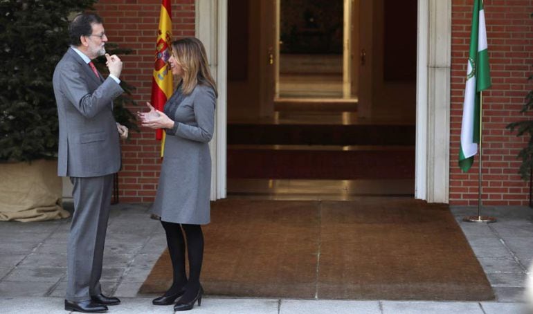 La presidenta de la Junta, Susana Díaz, conversa con Mariano Rajoy, a su llegada a Moncloa