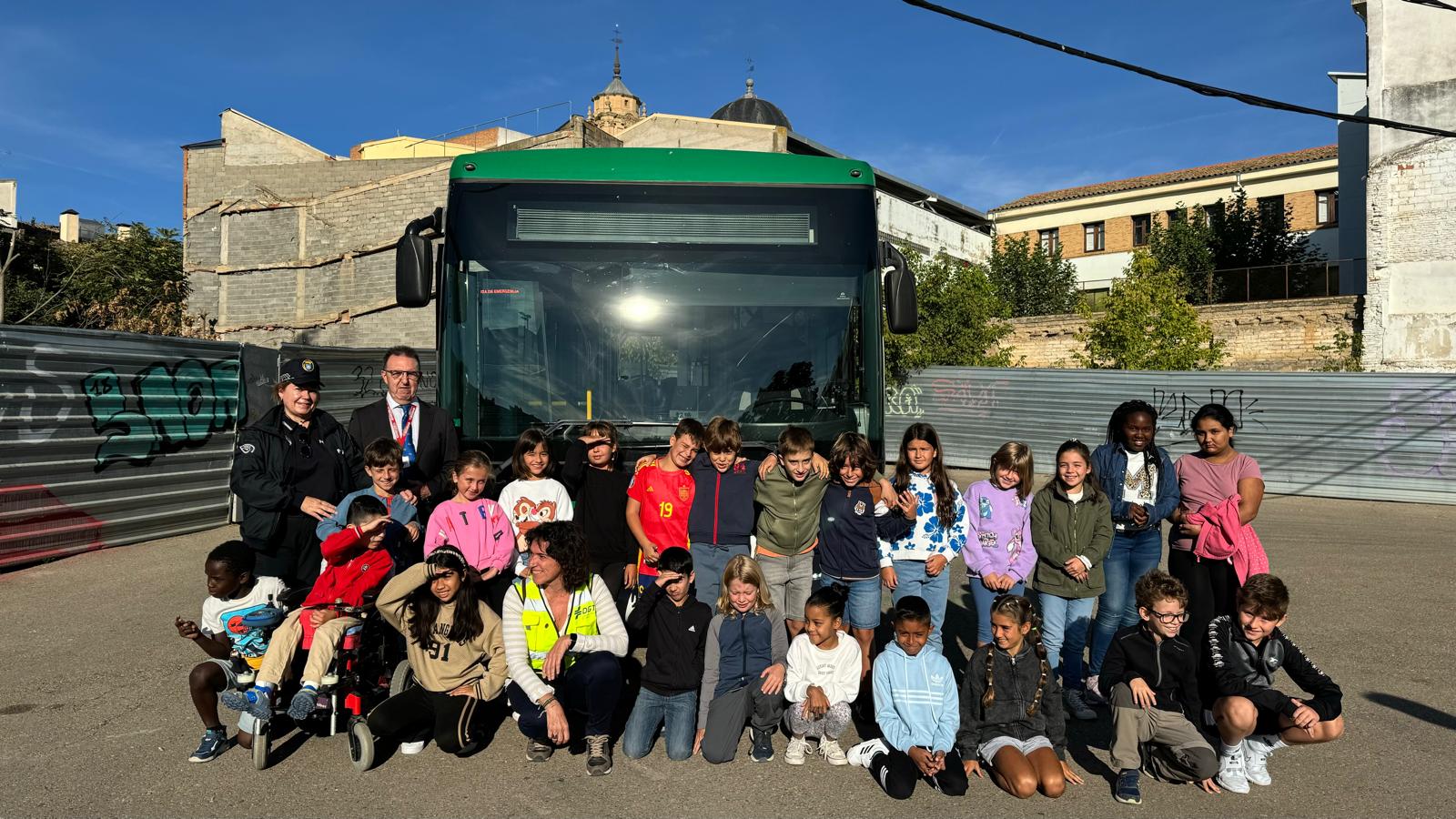 Alumnos del colegio Sancho Ramírez, ante el autobús urbano