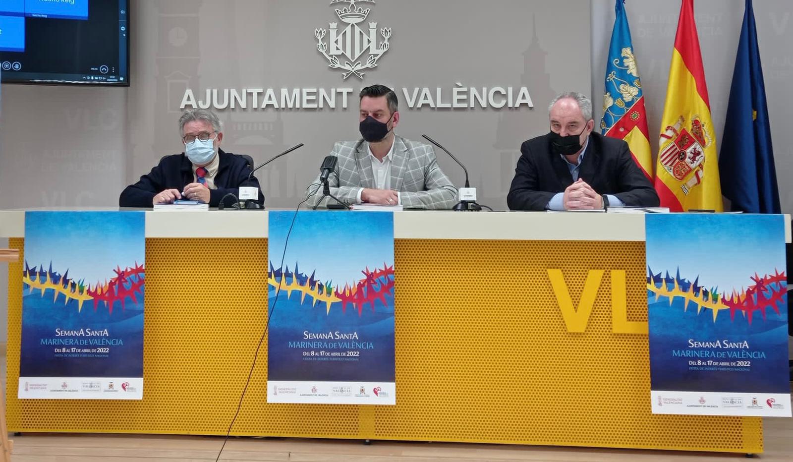 El concejal de Cultura Festina, Carlos Galiana, acompañado de representantes de la Semana Santa Marinera. Fuente: gabinete Ayuntamiento de València