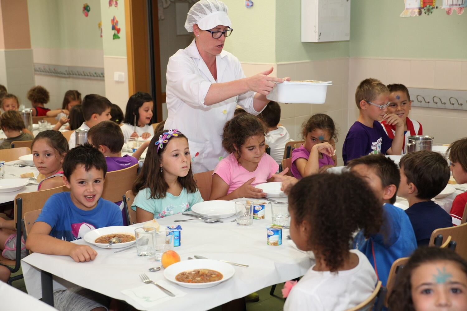 (ARCHIVO) Niños en un comedor escolar de Fuenlabrada