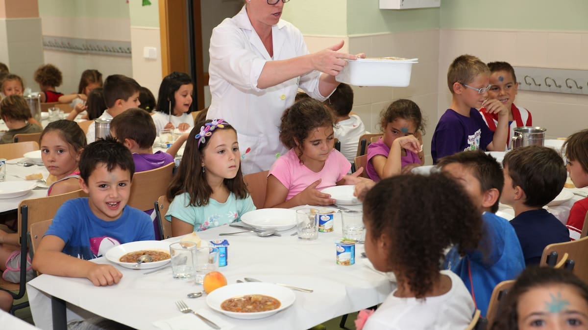 Fruta y verdura a diario, pizza una vez al mes y agua: el Consejo de Ministros aprueba el Real Decreto que regula los menús escolares