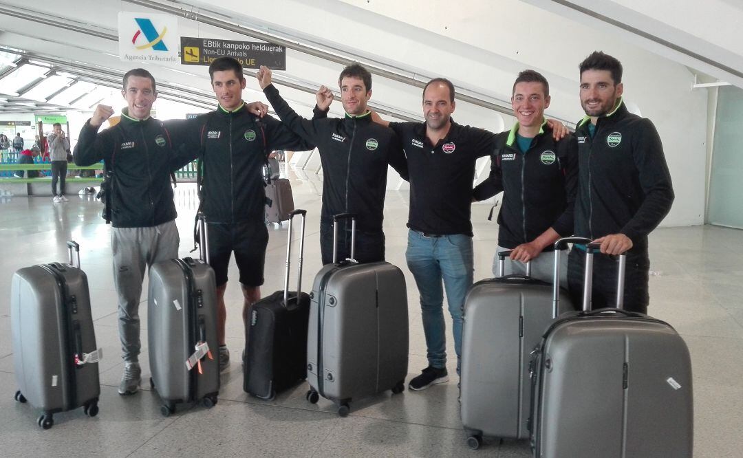 La expedición de Euskadi Murias, a su llegada al aeropuerto de Loiu