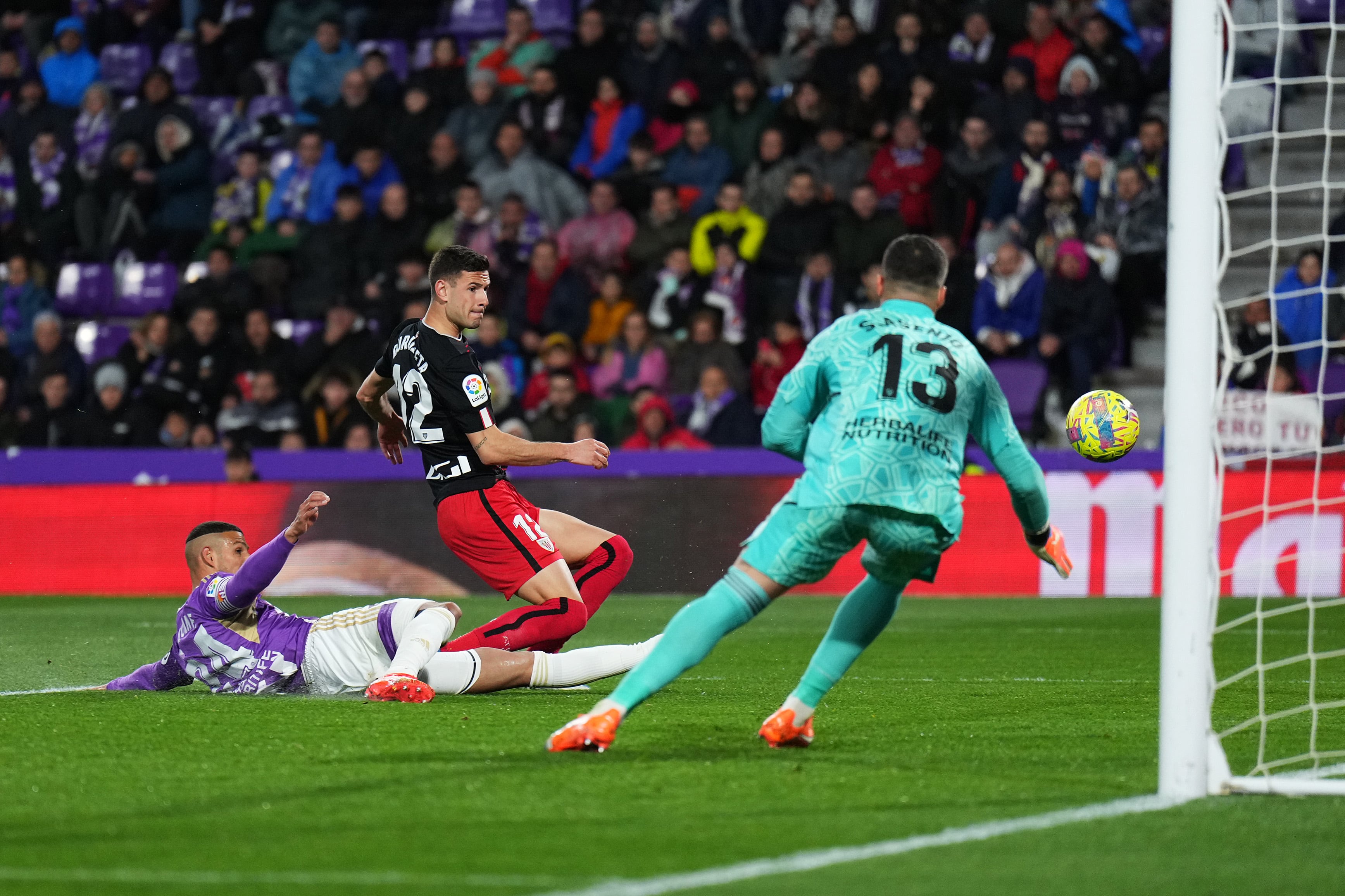 Gorka Guruzeta marca el segundo gol del Athletic en el partido ante el Valladolid disputado este viernes en el estadio José Zorrilla