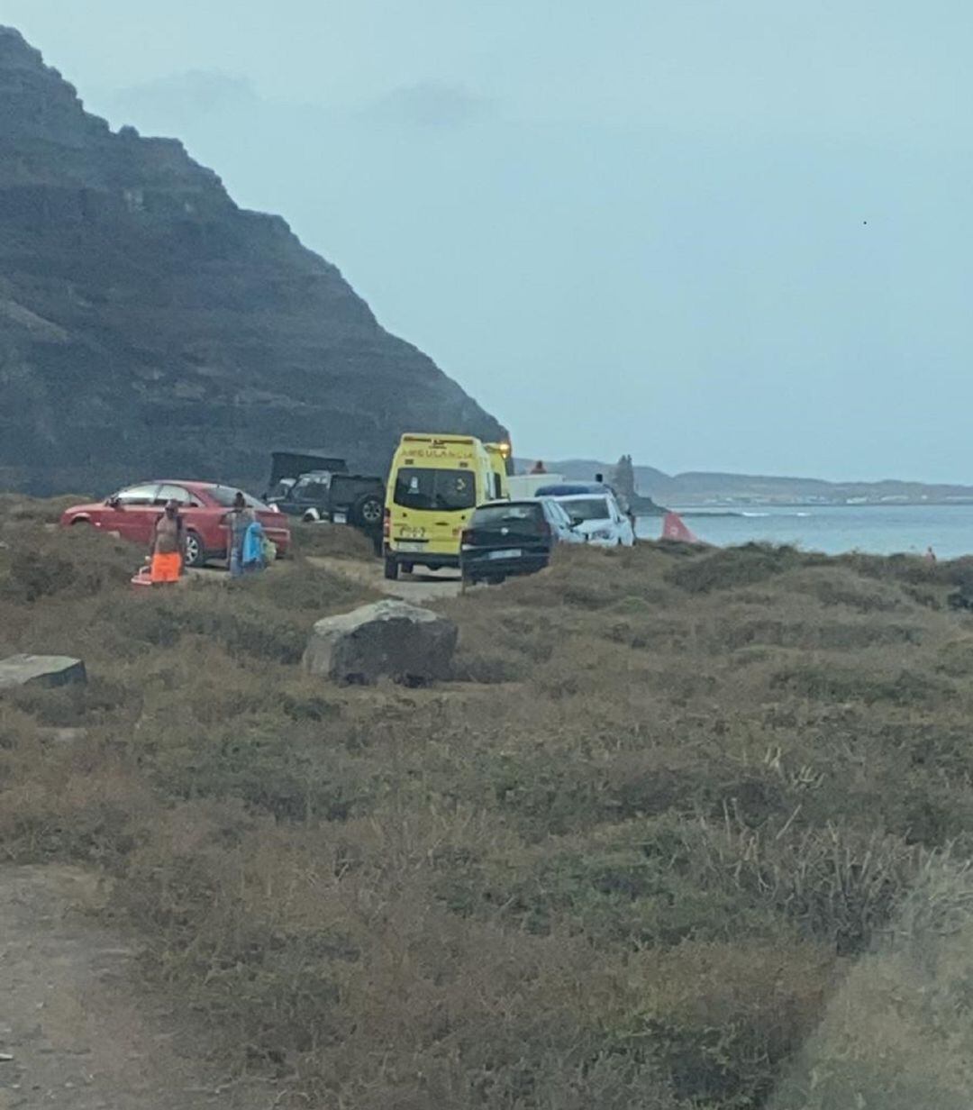 Una de las dos ambulancias del SUC que acudieron a la zona.