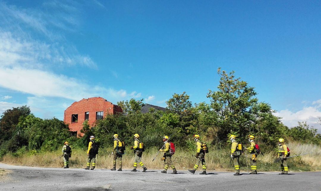 Una brigada avanza para atajar un incendio