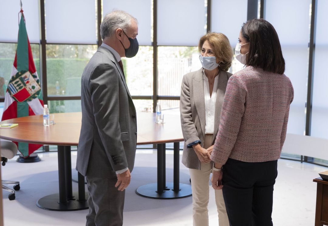 El lehendakari y la Fiscal Superior, Carmen Adan, durante un encuentro en la sede de la presidencia vasca