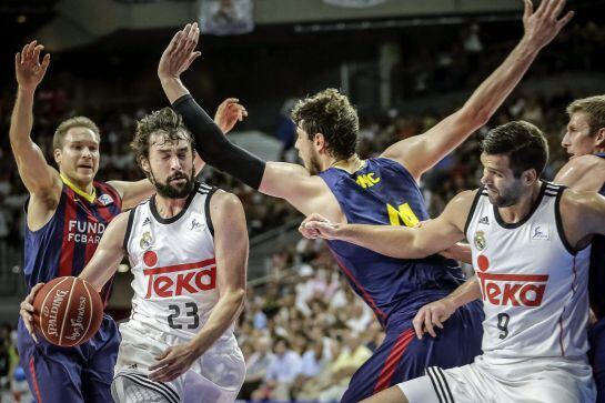 Llull, con el balón en la zona del Barça durante el segundo partido de la final de la Liga Endesa que disputan en el palacio de los Deportes de Madrid