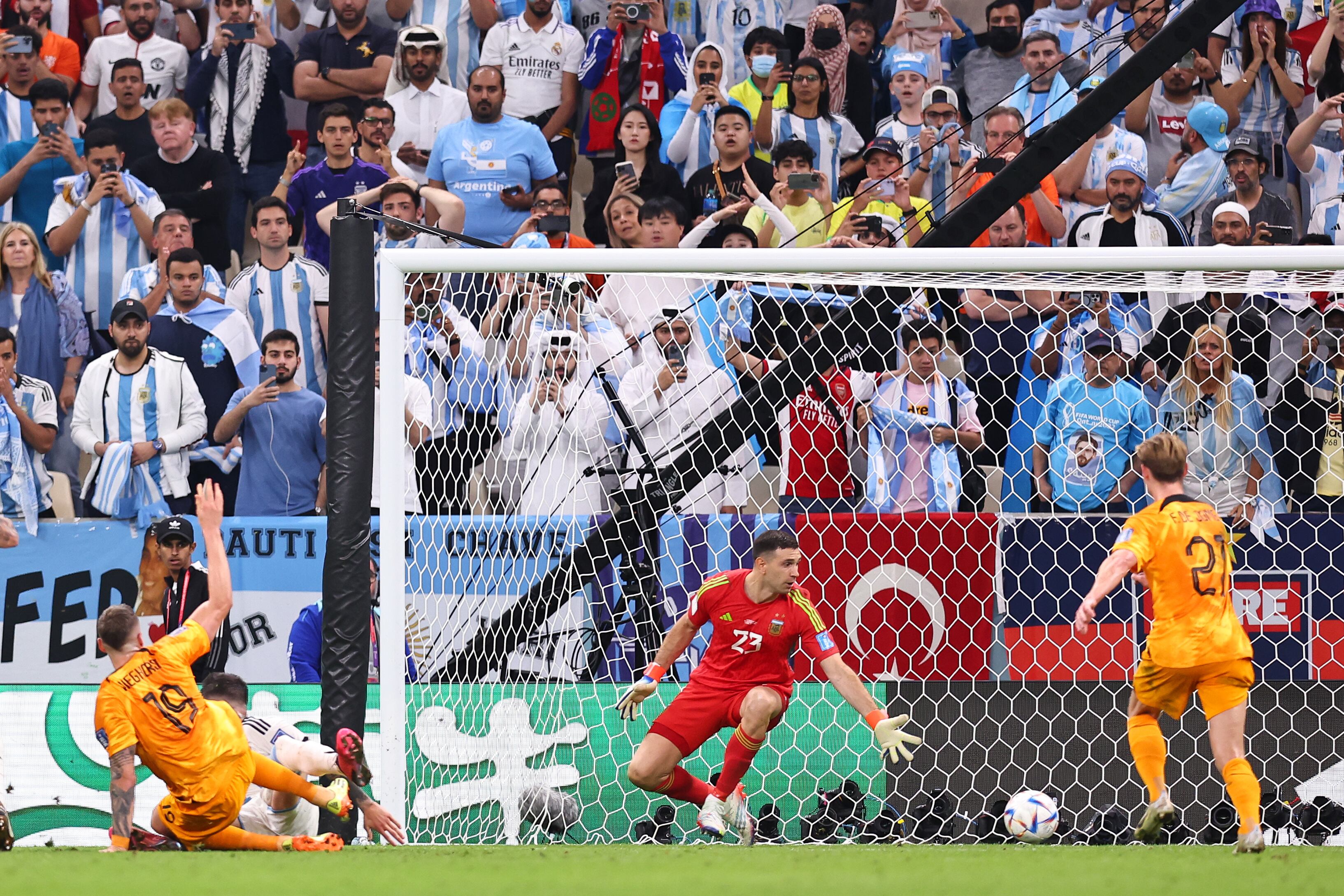 Momento exacto del gol de Weghorst.