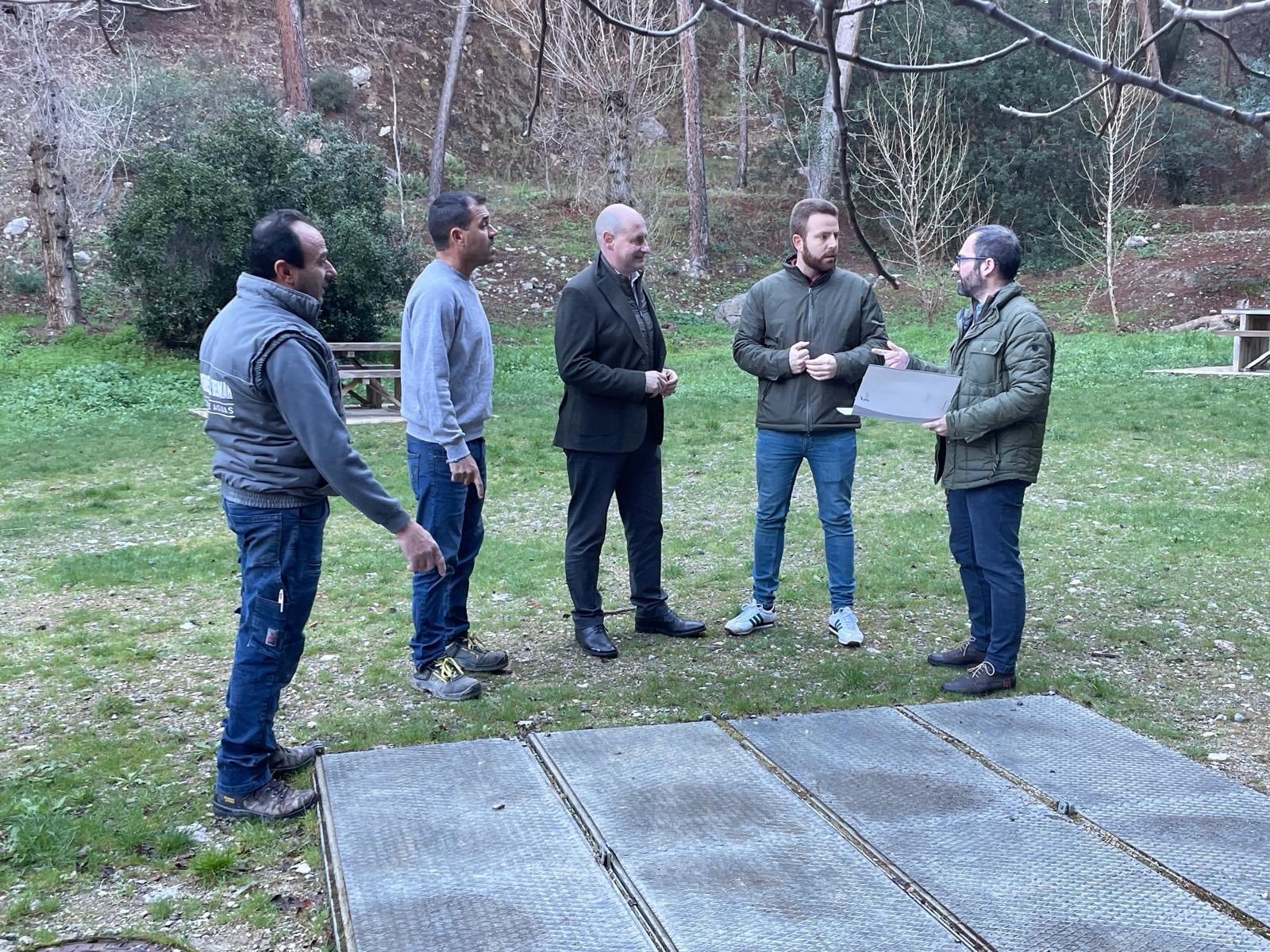 Momento de la visita del diputado, José Luis Hidalgo, alcalde, Enrique Carreras, concejal, Gregorio Quesada, y técnicos