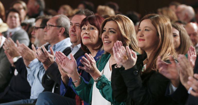 La secretaria general del PSOE andaluz y presidenta de la Junta, Susana Díaz (2d), junto a la expresidenta del PSOE Micaela Navarro (3d), durante el acto conmemorativo del Día de Andalucía organizado por esta formación política