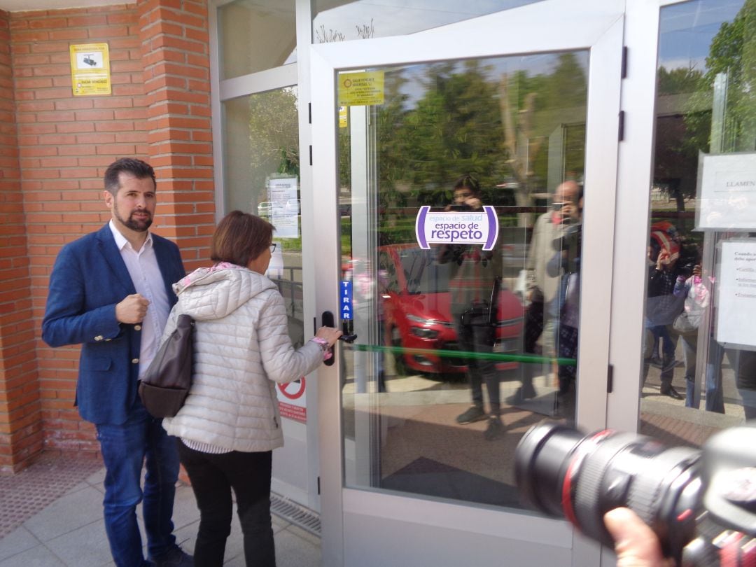 Carmen Miravalles acompañada del líder regional socialista, Luis Tudanca, en una imagen de archivo de la precampaña