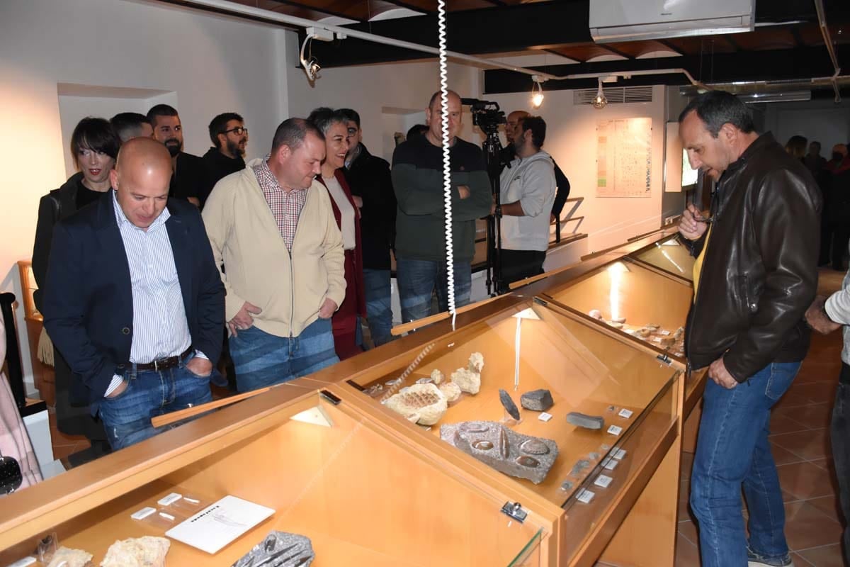 La alcaldesa, Teresa García, recorriendo las salas de la sección de arqueología del Museo de la Villa