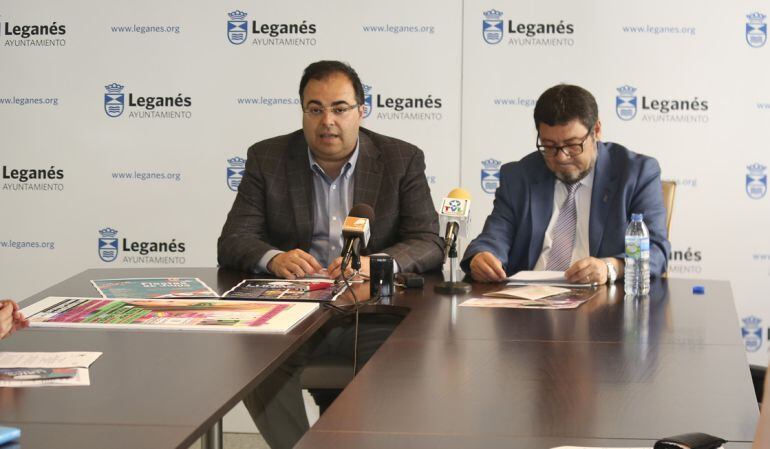 El alcalde, Santiago Llorente, y el concejal de Cultura, Luis Martín de la Sierra, han presentado el cartel de las Lunas del Egaleo