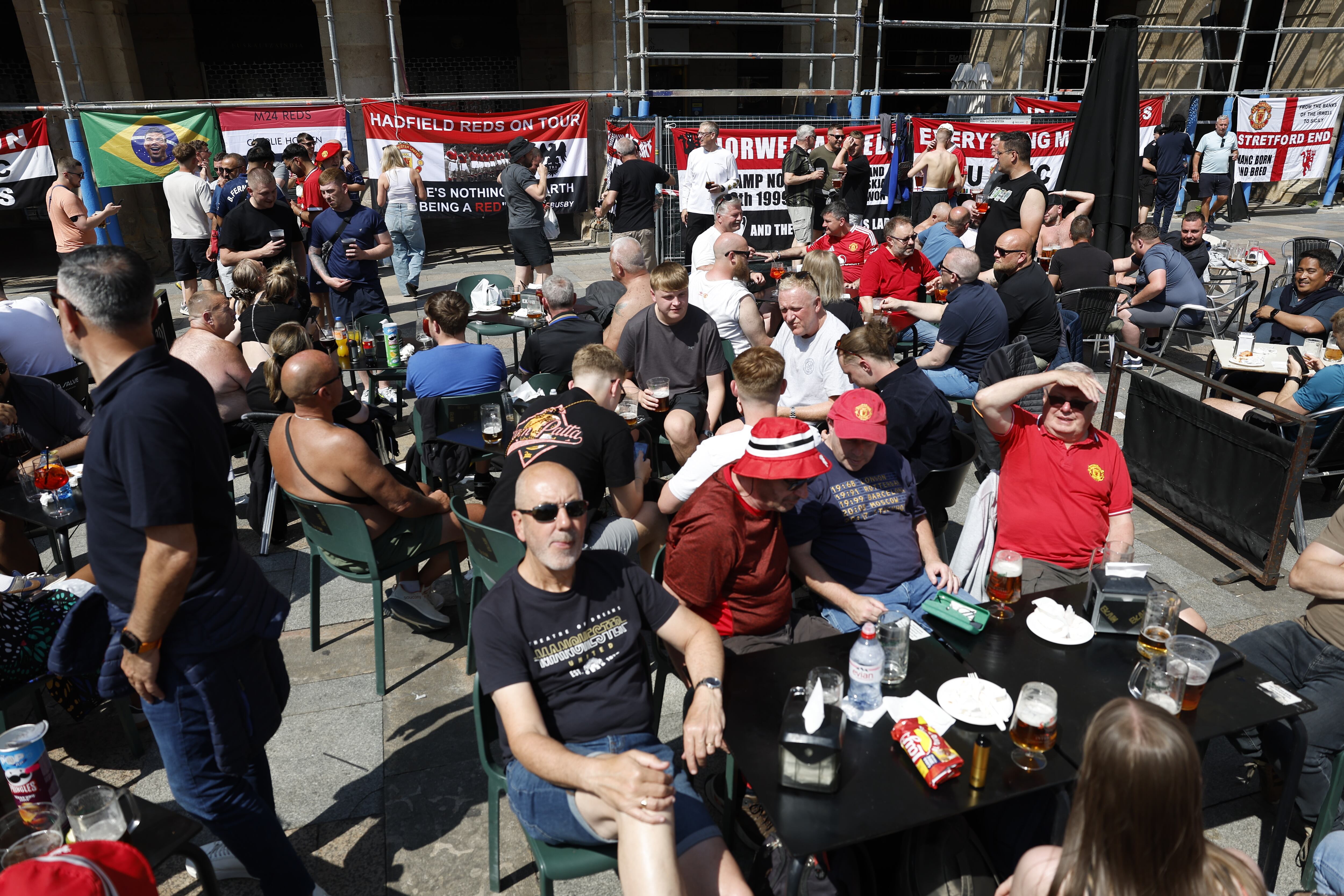 BILBAO, 20/05/2025.- Aficionados del Manchester United se divierten en los bares de Bilbao la víspera de la final de la Europa League que el miércoles enfrentará a su equipo contra el Tottenham en el estadio de San Mamés. EFE/ Miguel Toña