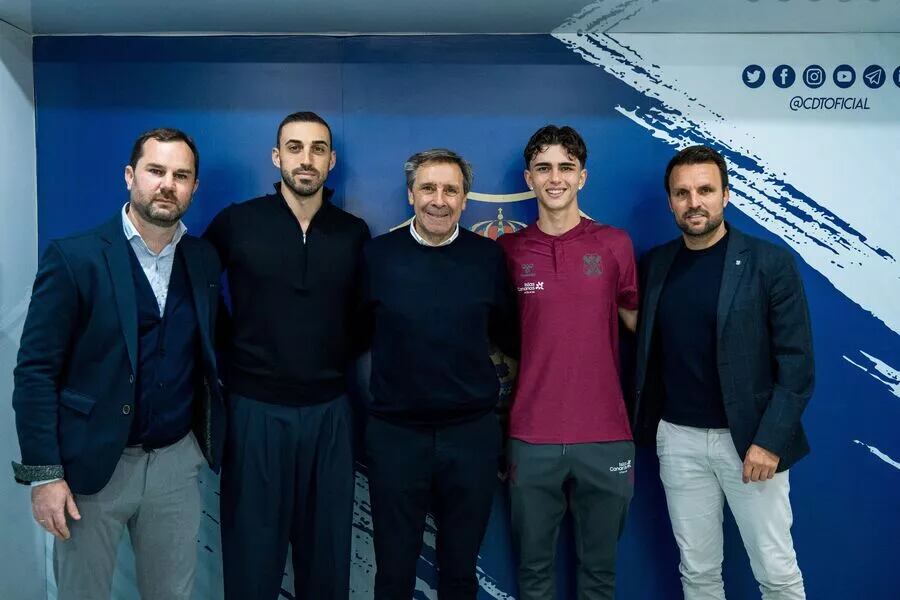 Dani Fernández escoltado por Felipe Miñambres, Ayoze García y el staff técnico del club.