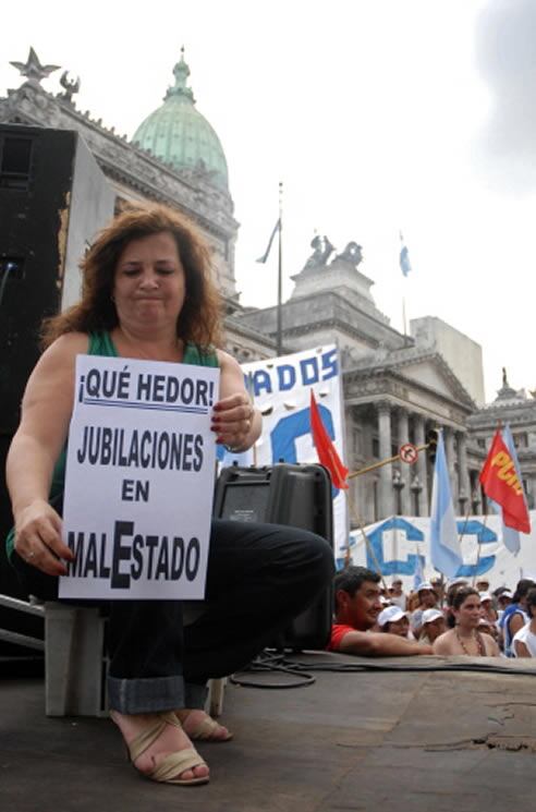 Una de las manifestantes contra la estatalización de las pensiones frente al Parlamento de Argentina