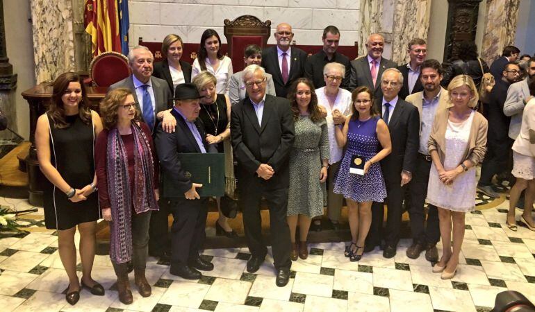Foto de familia de los reconocidos con los honores y distinciones de la ciudad de 2017