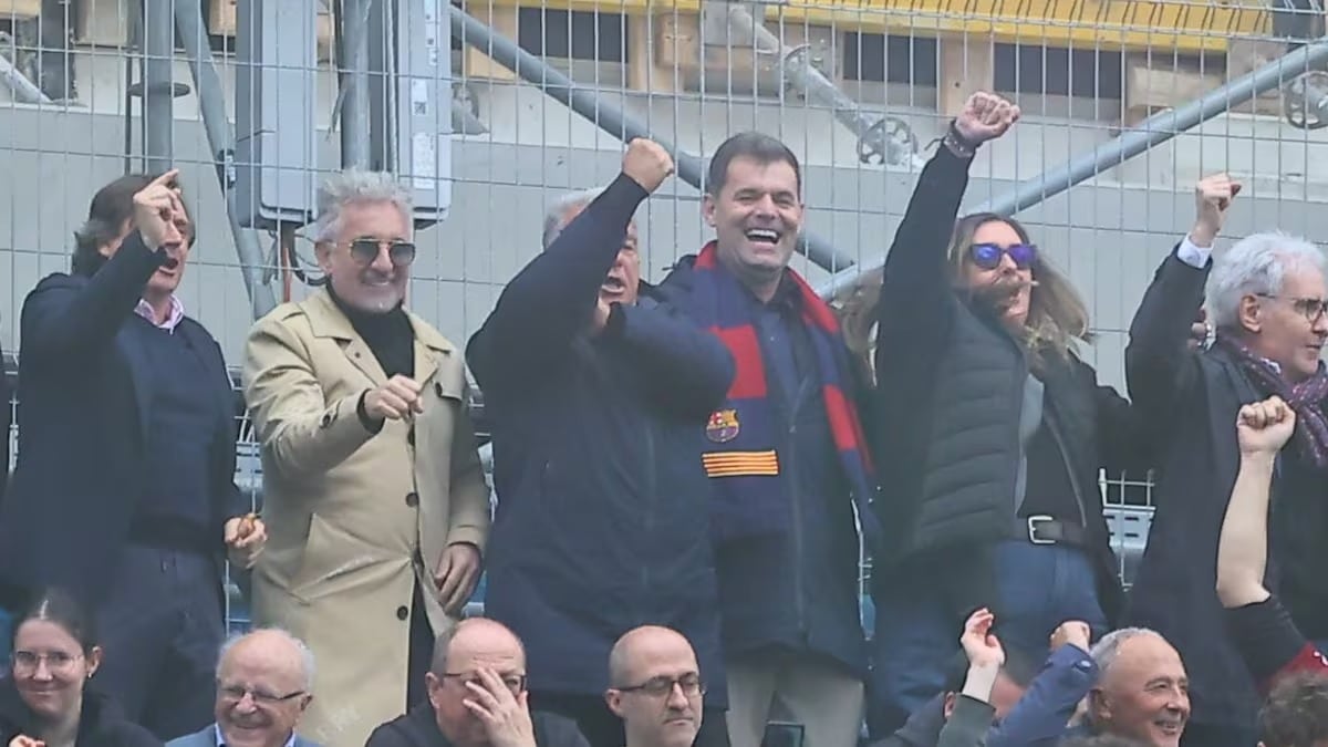 Joan Laporta haciendo un corte de mangas en uno de los goles