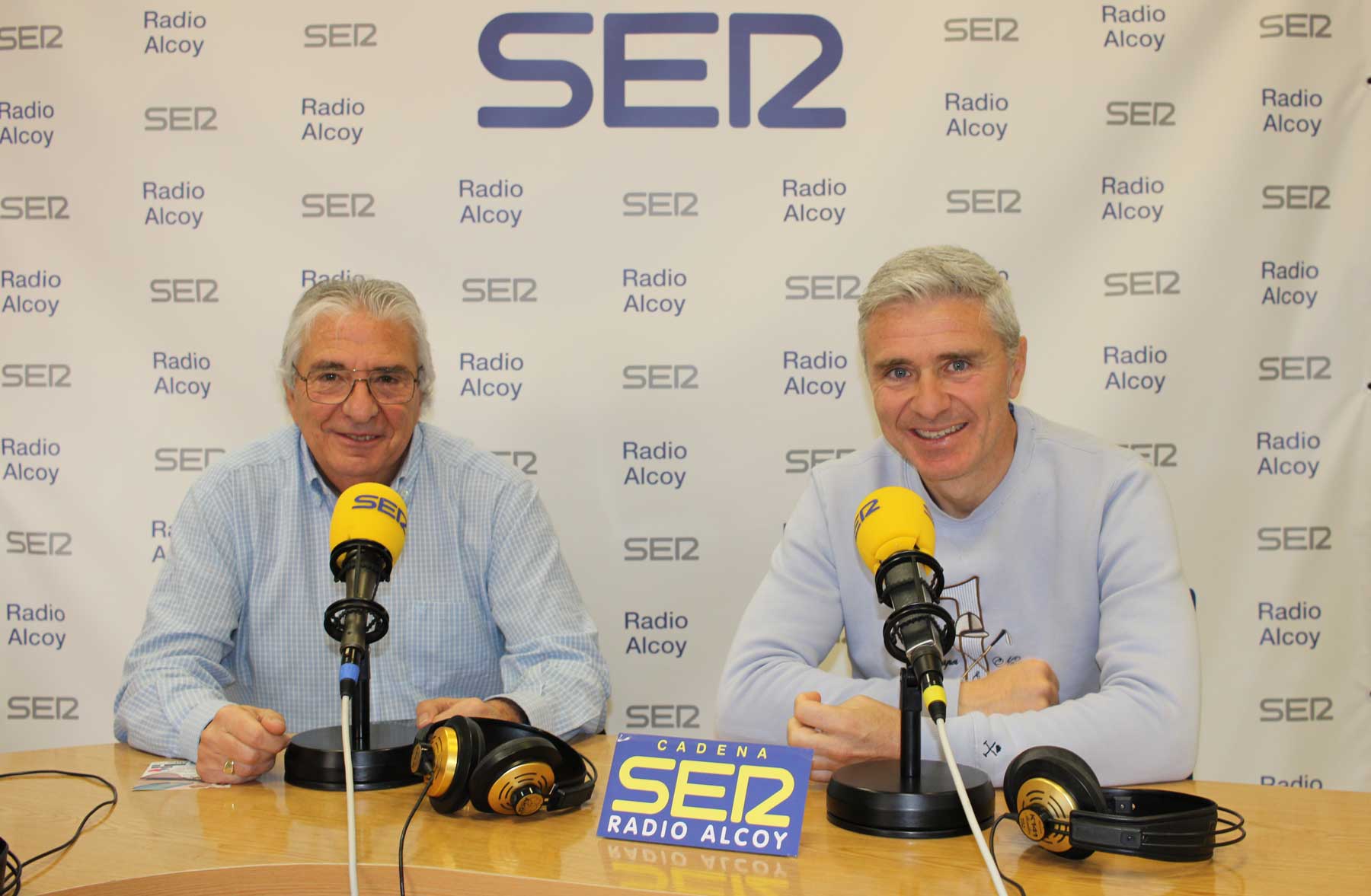 Antonio Reig y Juanan Reig, padre e hijo, en el estudio central de Radio Alcoy