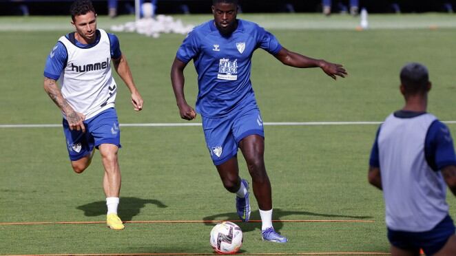 N&#039;Diaye conduce el balón ante la mirada de Rubén Castro