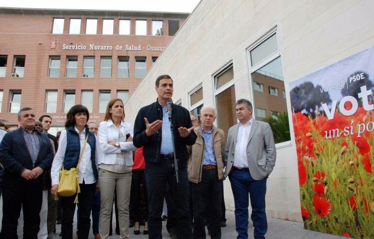 Pedro Sánchez, en el exterior del edificio de Consultas Externas del CHN, en Pamplona