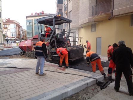 La constructora trabaja estos días en el asfaltado de estas calles