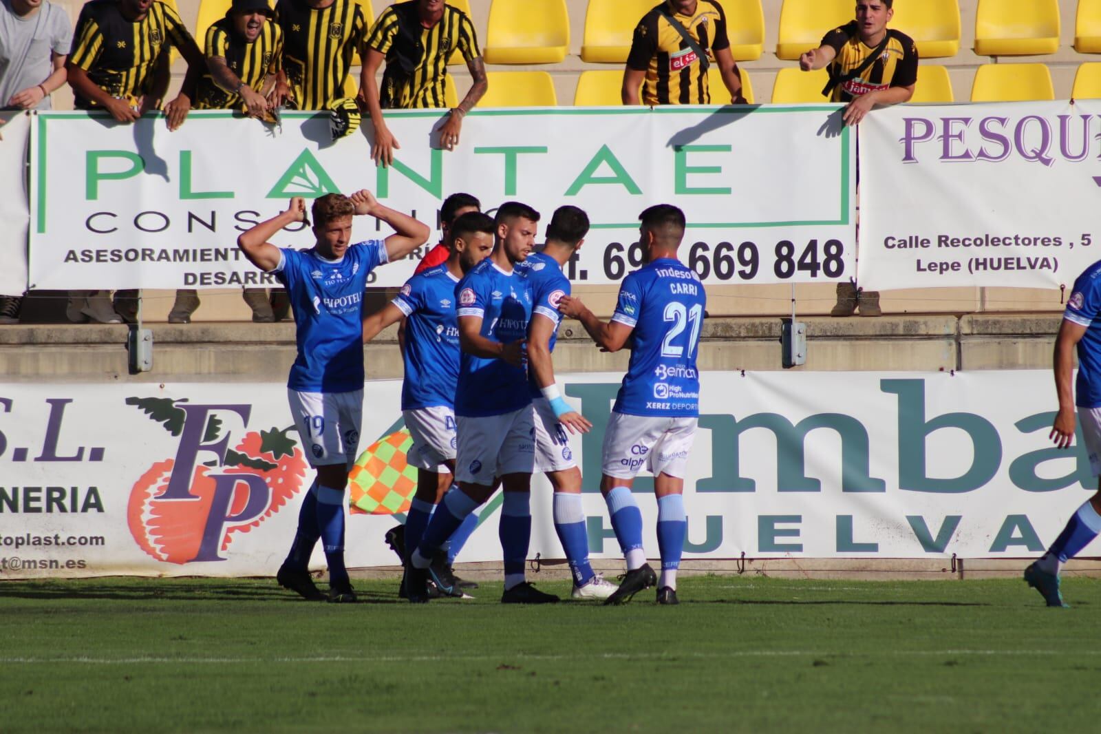 Los jugadores del Xerez DFC celebran el gol de Simeone