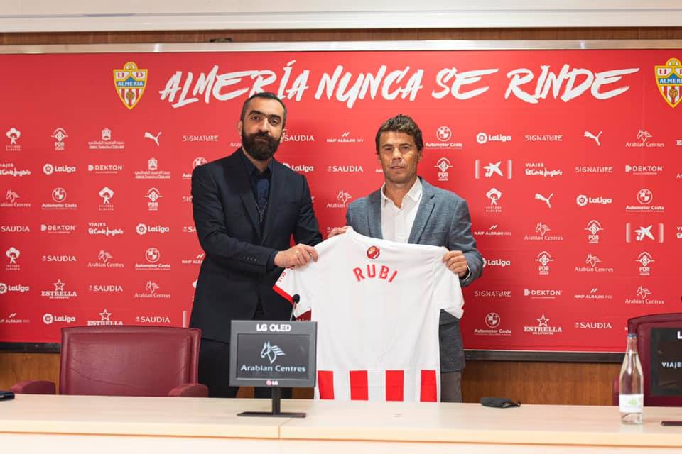 Mohamed El Assy con Rubi y la camiseta del Almería.
