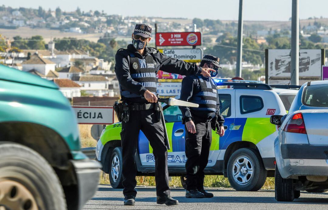 La policía local realiza un control a la entrada Écija (Sevilla),