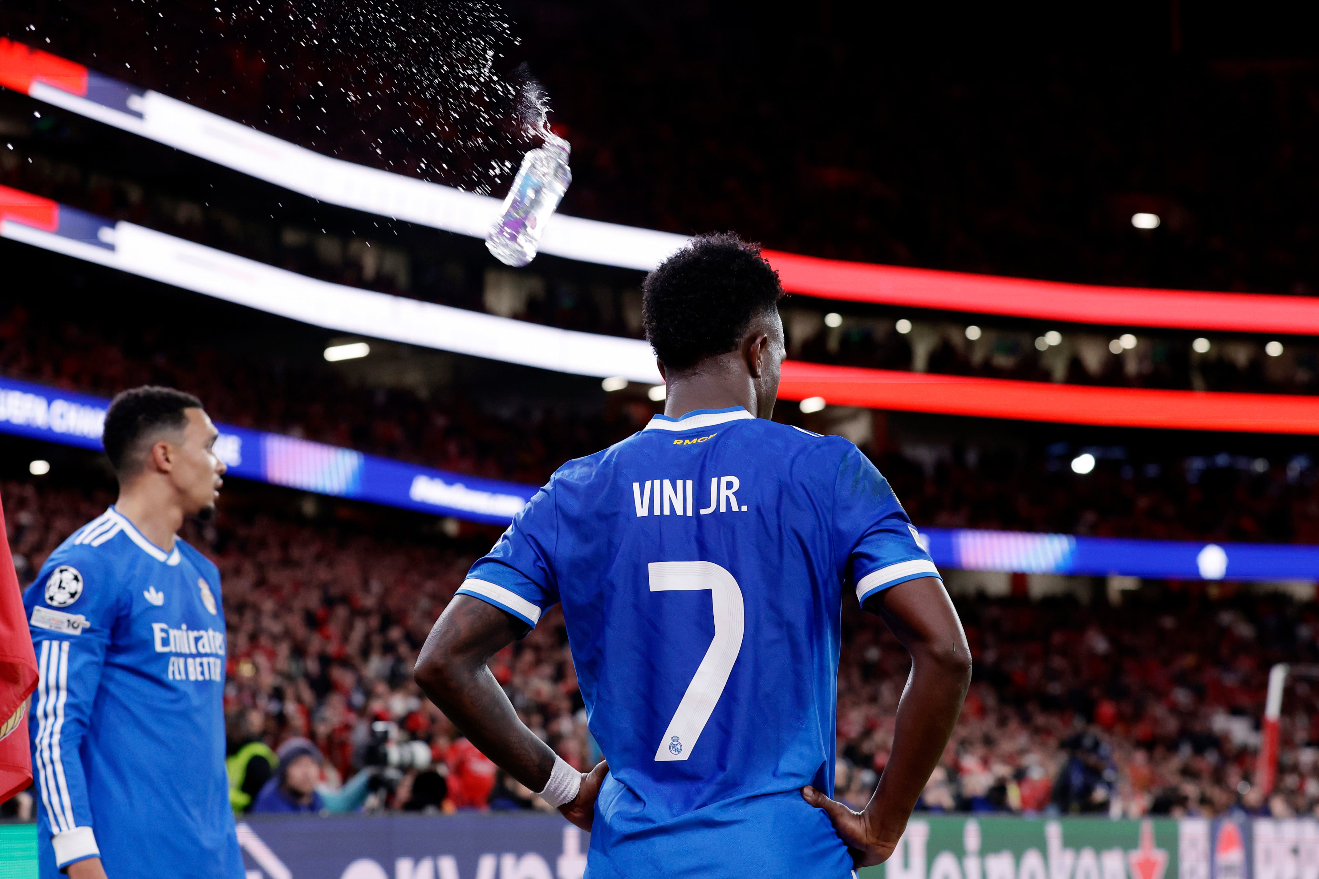 Lanzamiento de una botella hacia Vinicius Júnior desde la grada del estadio Da Luz