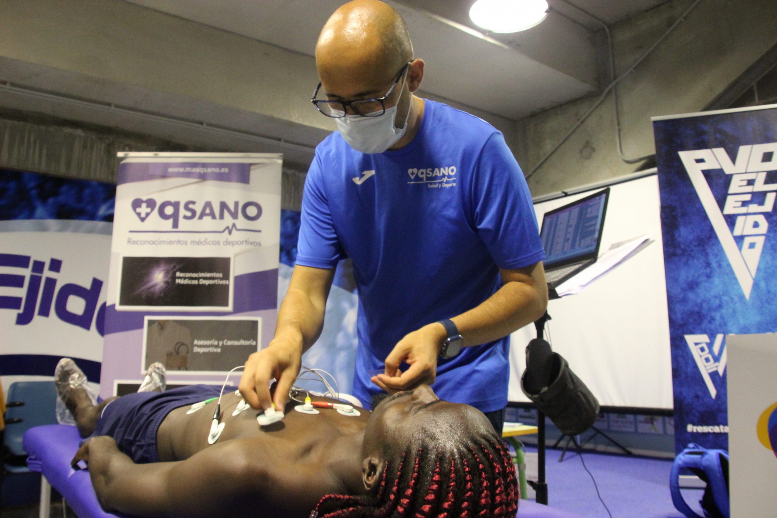 Los jugadores celestes pasando las pruebas médicas.