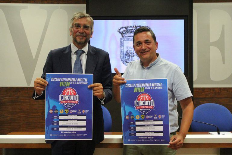 El vicepresidente del Oviedo Baloncesto, Luis Tuero, y Fernando Villacampa, Concejal de Deportes del Ayuntamiento de Oviedo, posan con el cartel del Circuito de Pretemporada Movistar.