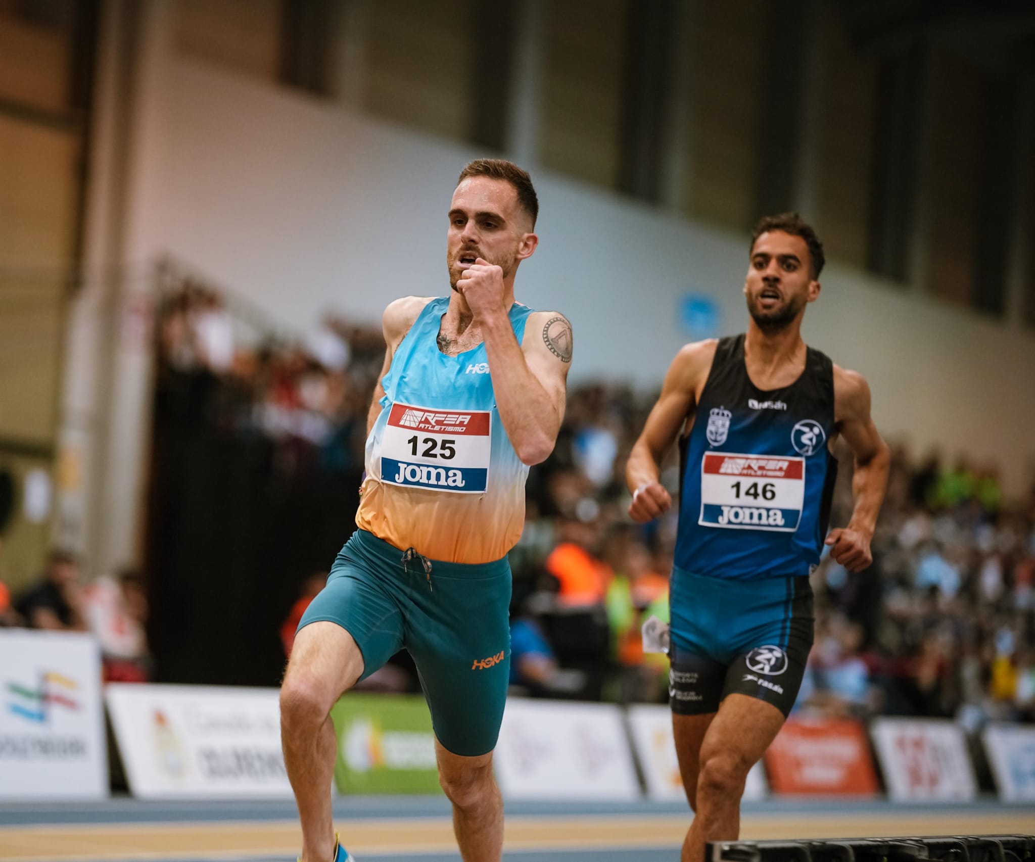 Sebas Martos en la competición de los 3.000 en el Nacional de Pista Cubierta de Ourense.