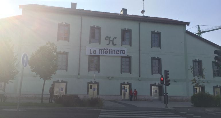 Pancarta de la asociación 'La Molinera' en la fachada del antiguo hotel