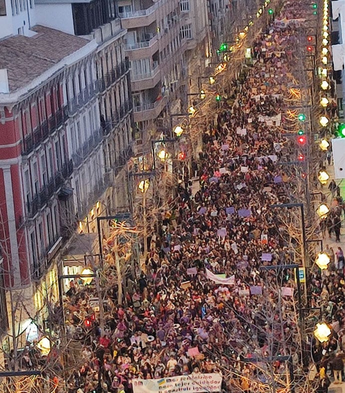 Manifestación del Día de la Mujer 8M del 2022 en Granada a su paso por Gran Vía de Colón