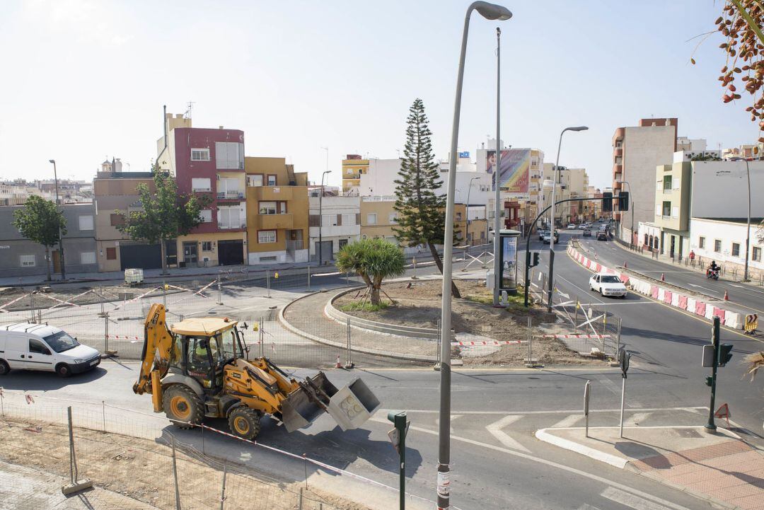 Corte del tráfico en ambos sentidos en Carretera de Nijar entre calle Santiago y Ronda.