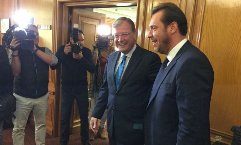 Antonio Silván y Óscar Puente antes de comenzar la reunión en el Ayuntamiento de León