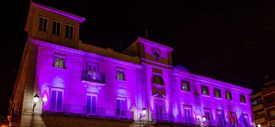 Consistorio iluminado de morado