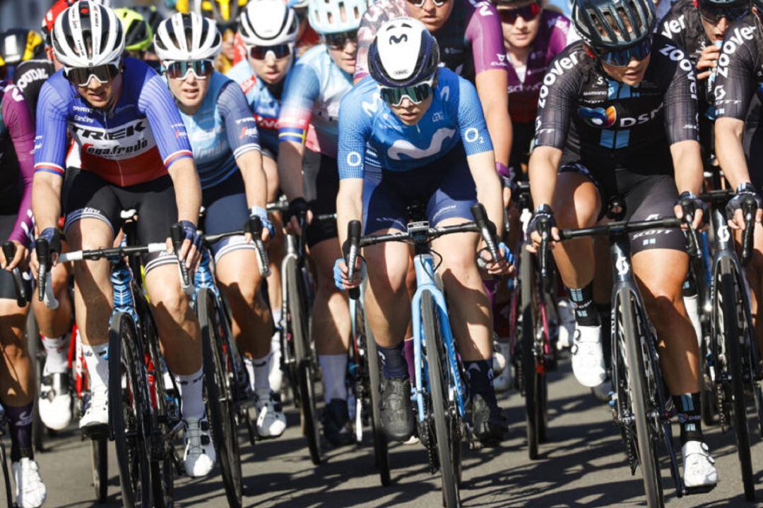 Sara Martín (centro) durante la Clásica Le Samyn des Dames belga en la que se ha estrenado como profesional con Movistar Team.